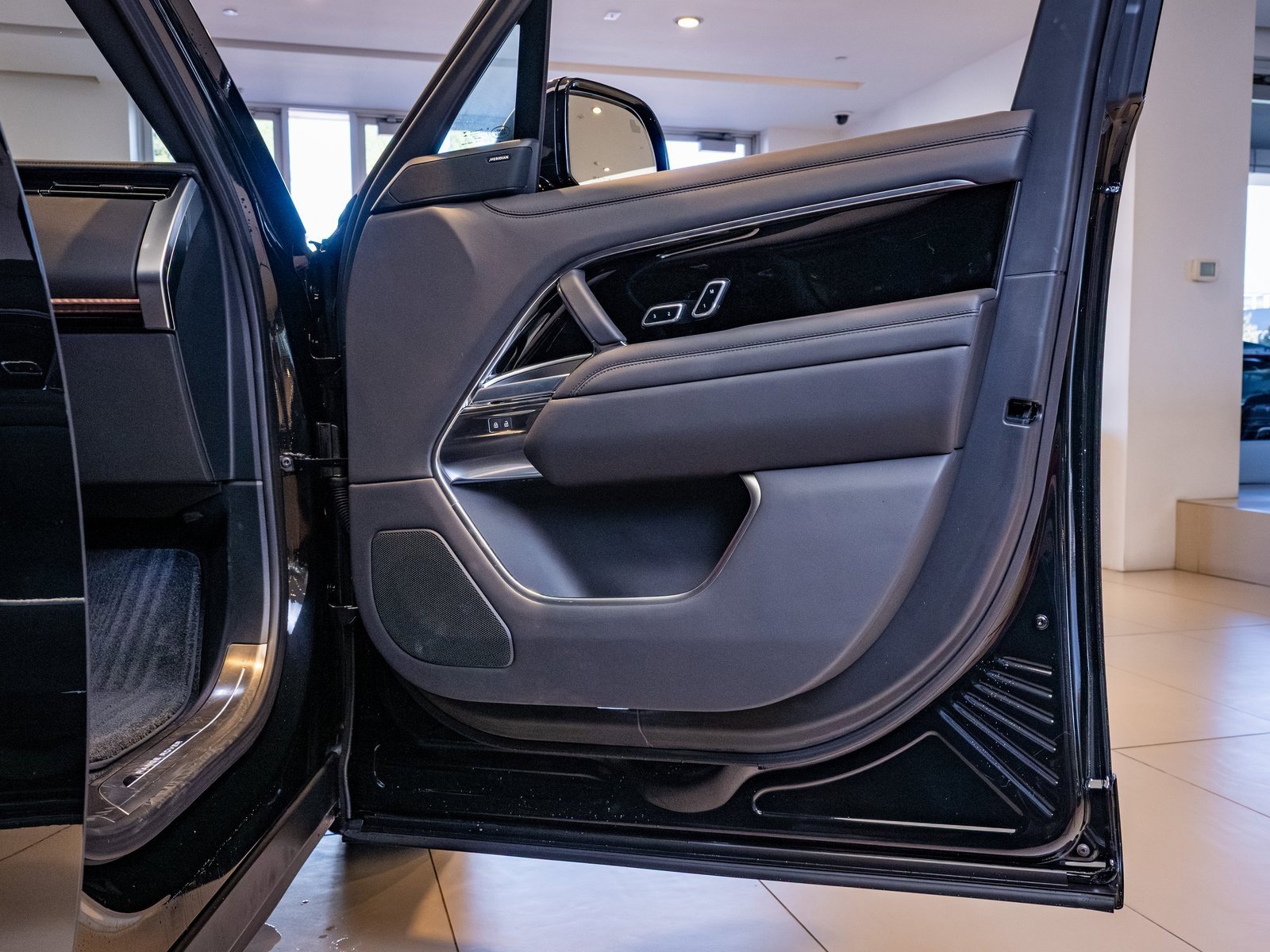 Used 2023 Land Rover Range Rover SE image 25