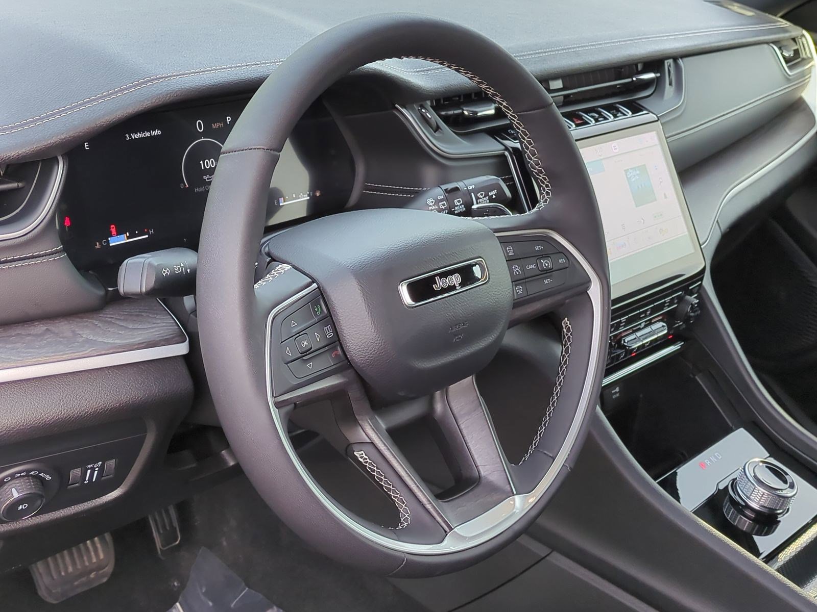 Used 2025 Jeep Grand Cherokee Limited w/ Black Appearance Package RWD image 18