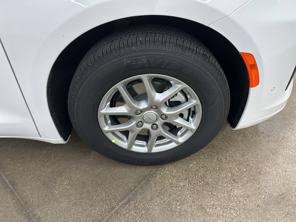 New 2027 Chrysler Pacifica Select FWD image 15