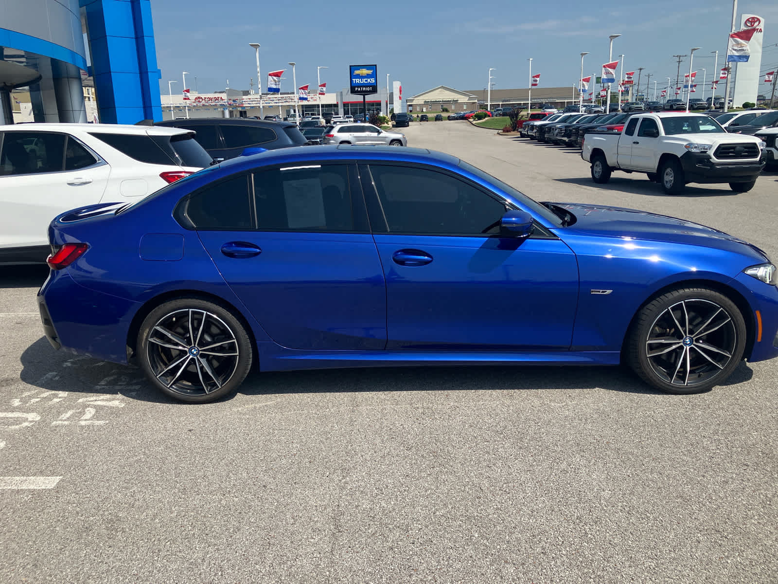 Used 2023 BMW 330e w/ M Sport Package RWD image 8