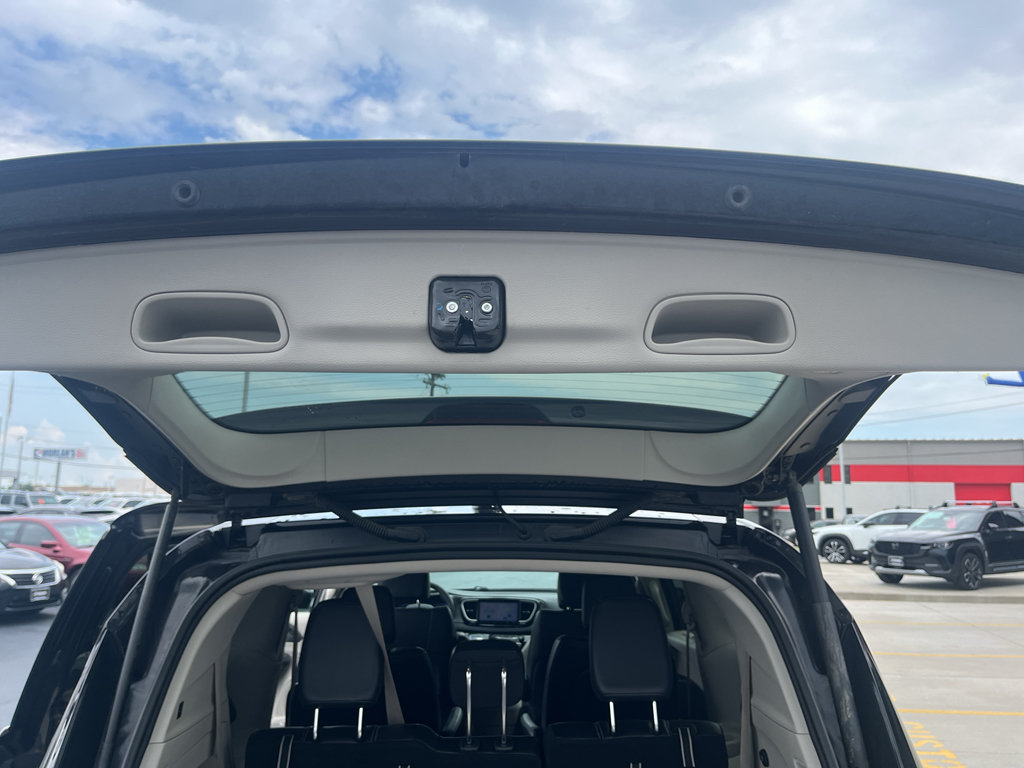 Used 2024 Chrysler Pacifica Touring-L FWD image 37
