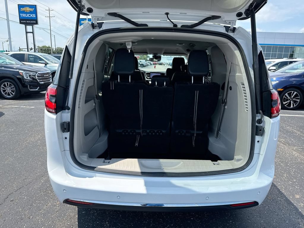 Used 2024 Chrysler Pacifica Touring-L FWD image 24