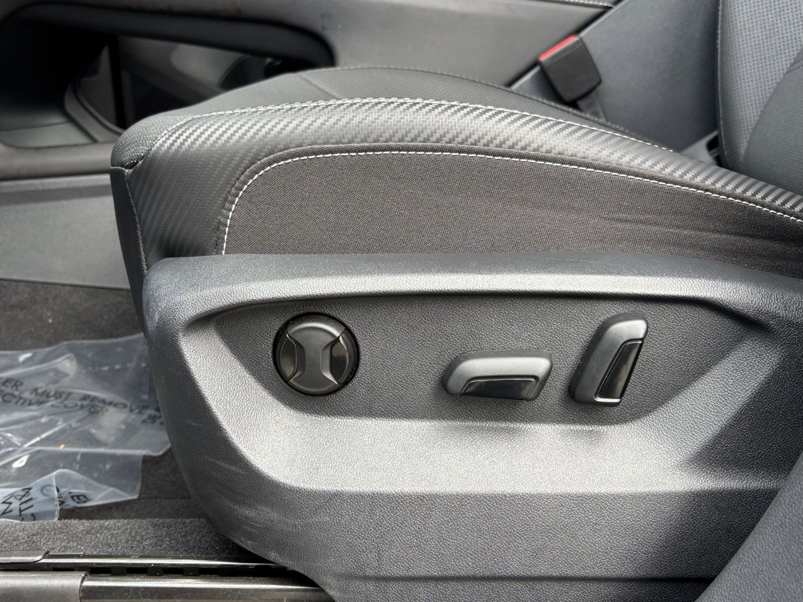 Used 2025 Volkswagen Atlas Cross Sport SE FWD image 29