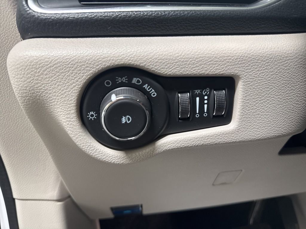 Used 2024 Chrysler Pacifica Limited w/ Uconnect Theater Family Group image 13