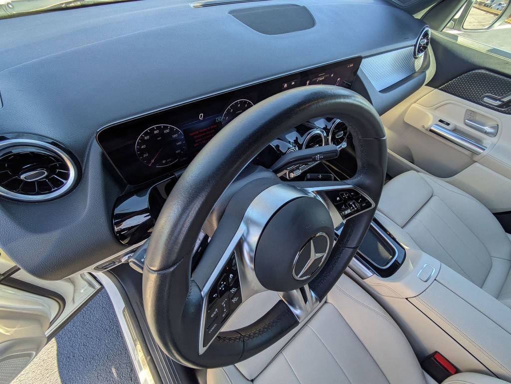 Used 2025 Mercedes-Benz GLA 250 4MATIC image 14