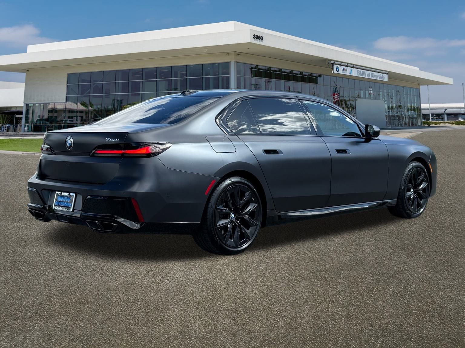 Used 2025 BMW 760i xDrive w/ Premium Package image 10