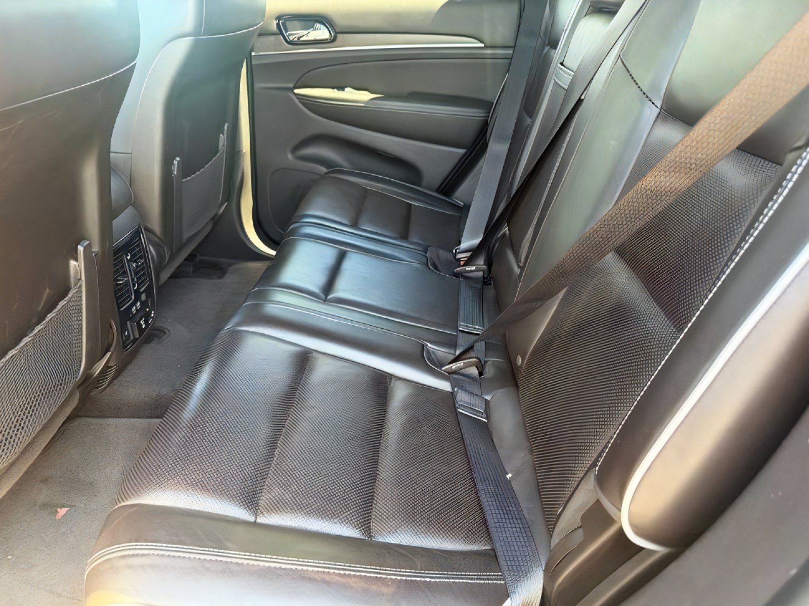 Used 2019 Jeep Grand Cherokee Overland AWD/4WD image 14
