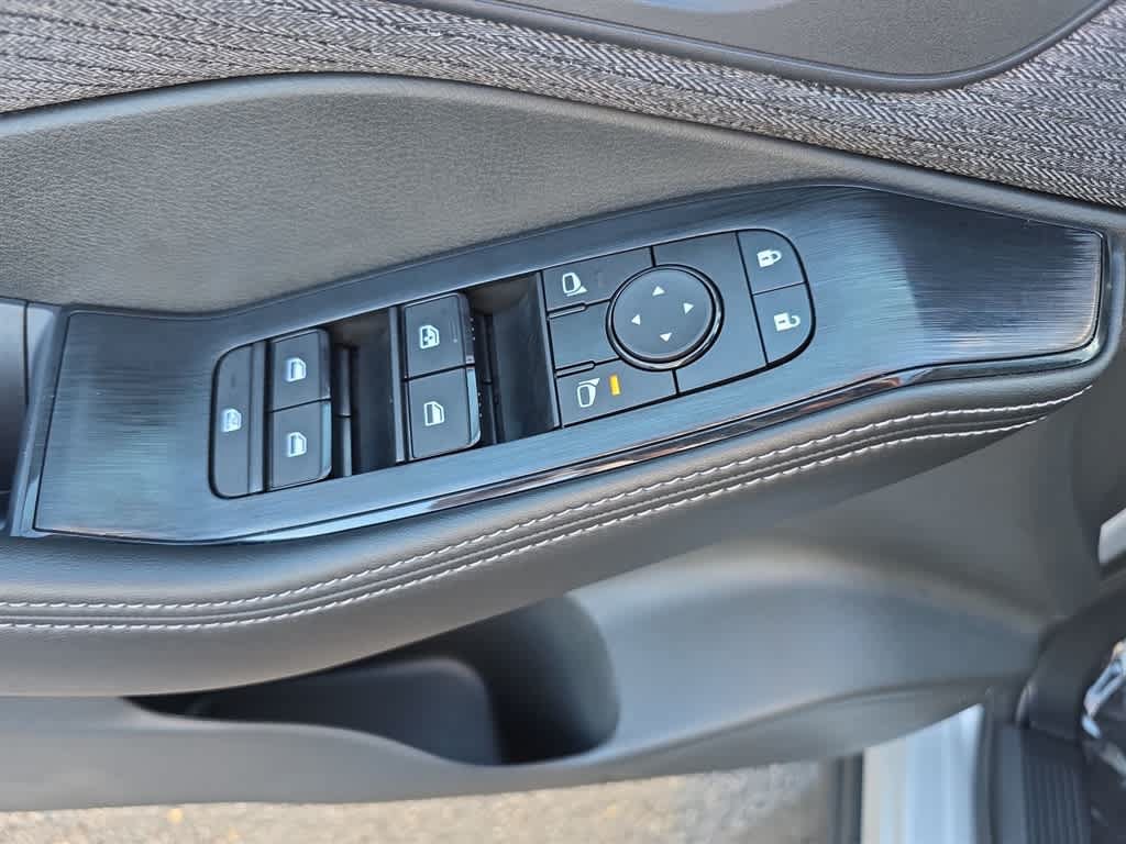 Used 2023 Nissan Rogue SV AWD/4WD image 17
