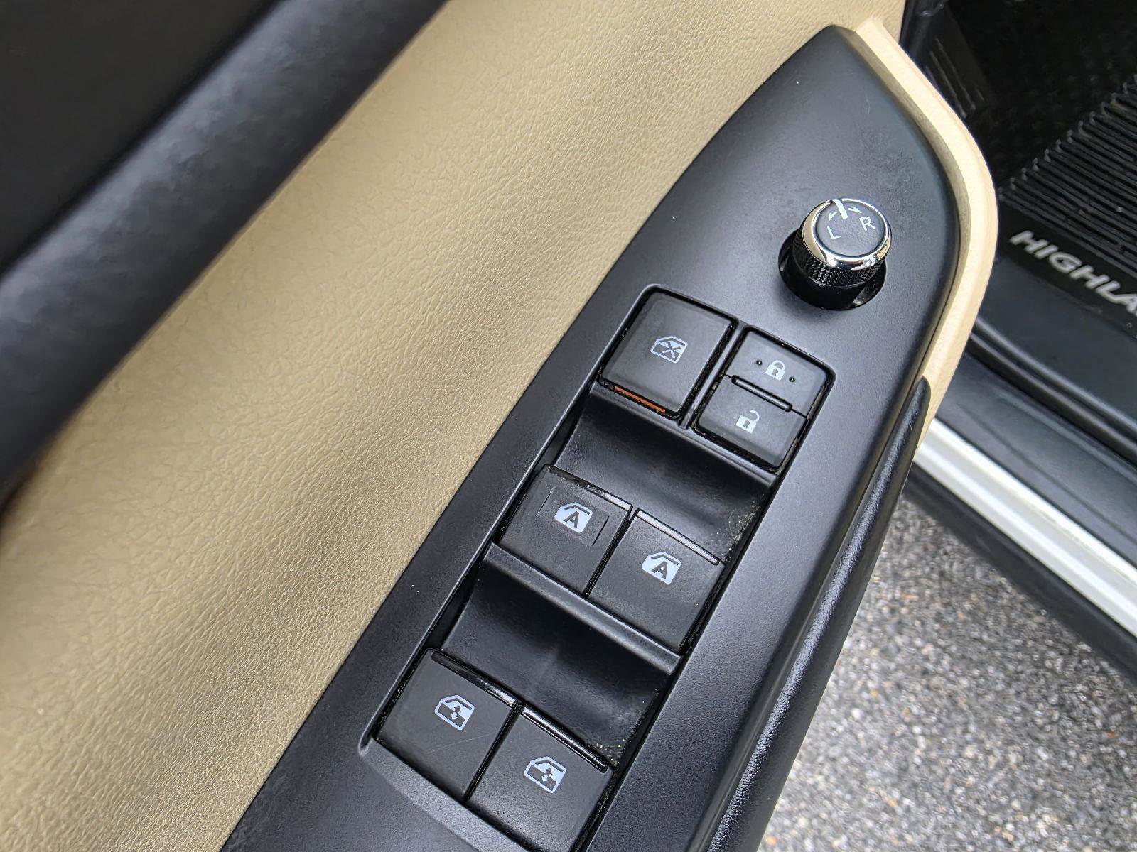 Used 2019 Toyota Highlander XLE image 11