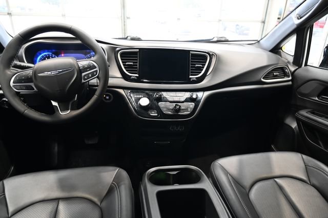 Used 2025 Chrysler Pacifica Select image 12