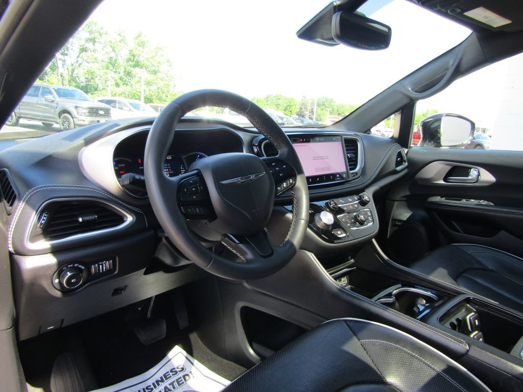 Used 2022 Chrysler Pacifica Limited w/ Uconnect Theater Family Group FWD image 12