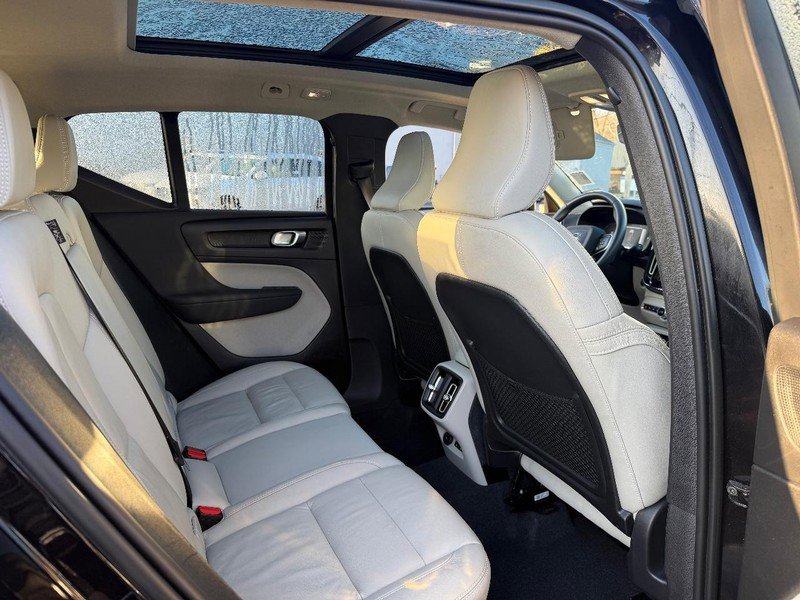 Certified 2023 Volvo XC40 B5 Ultimate w/ Protection Package Premier image 11