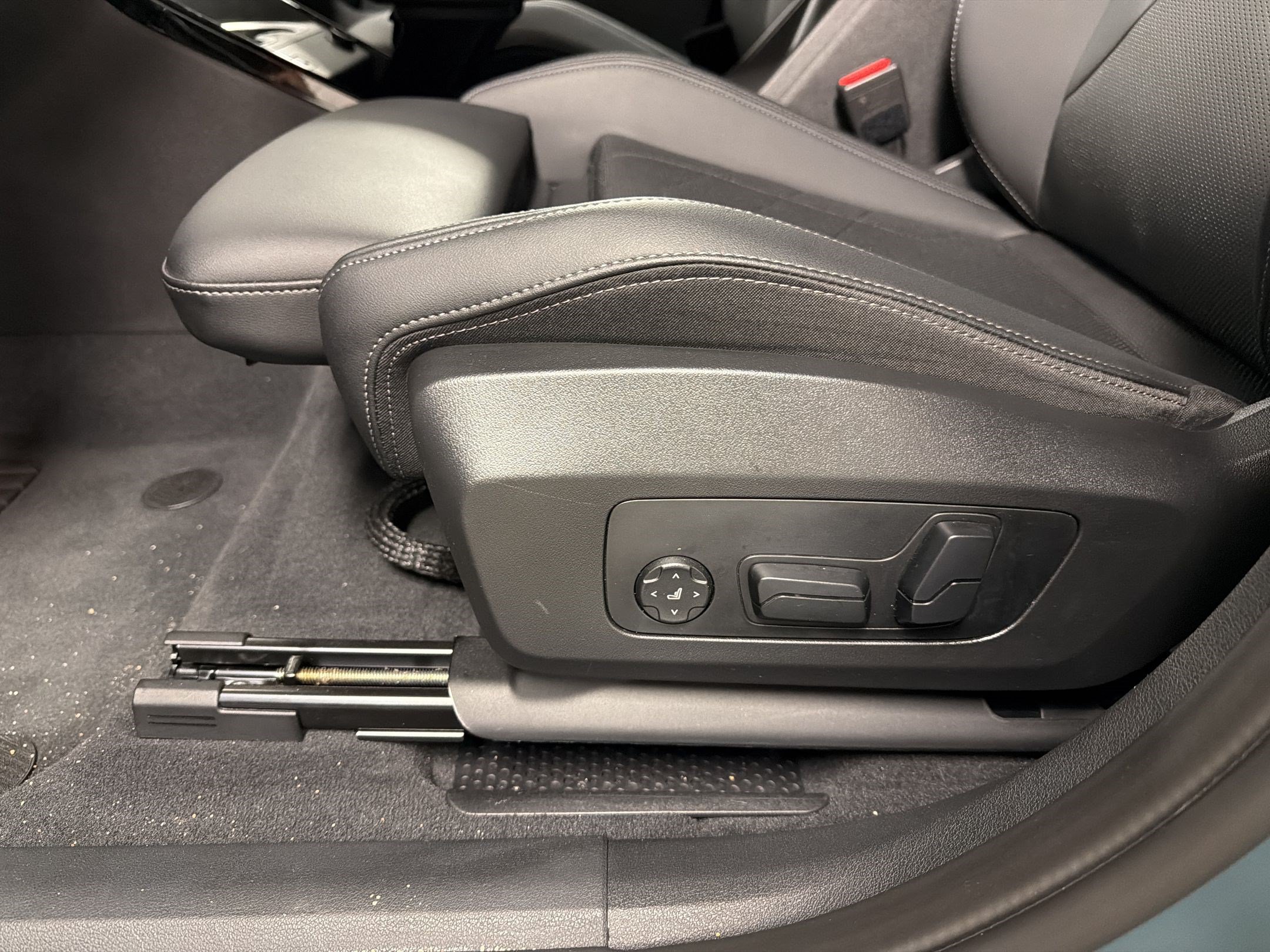 Certified 2025 BMW X2 xDrive28i AWD/4WD image 13