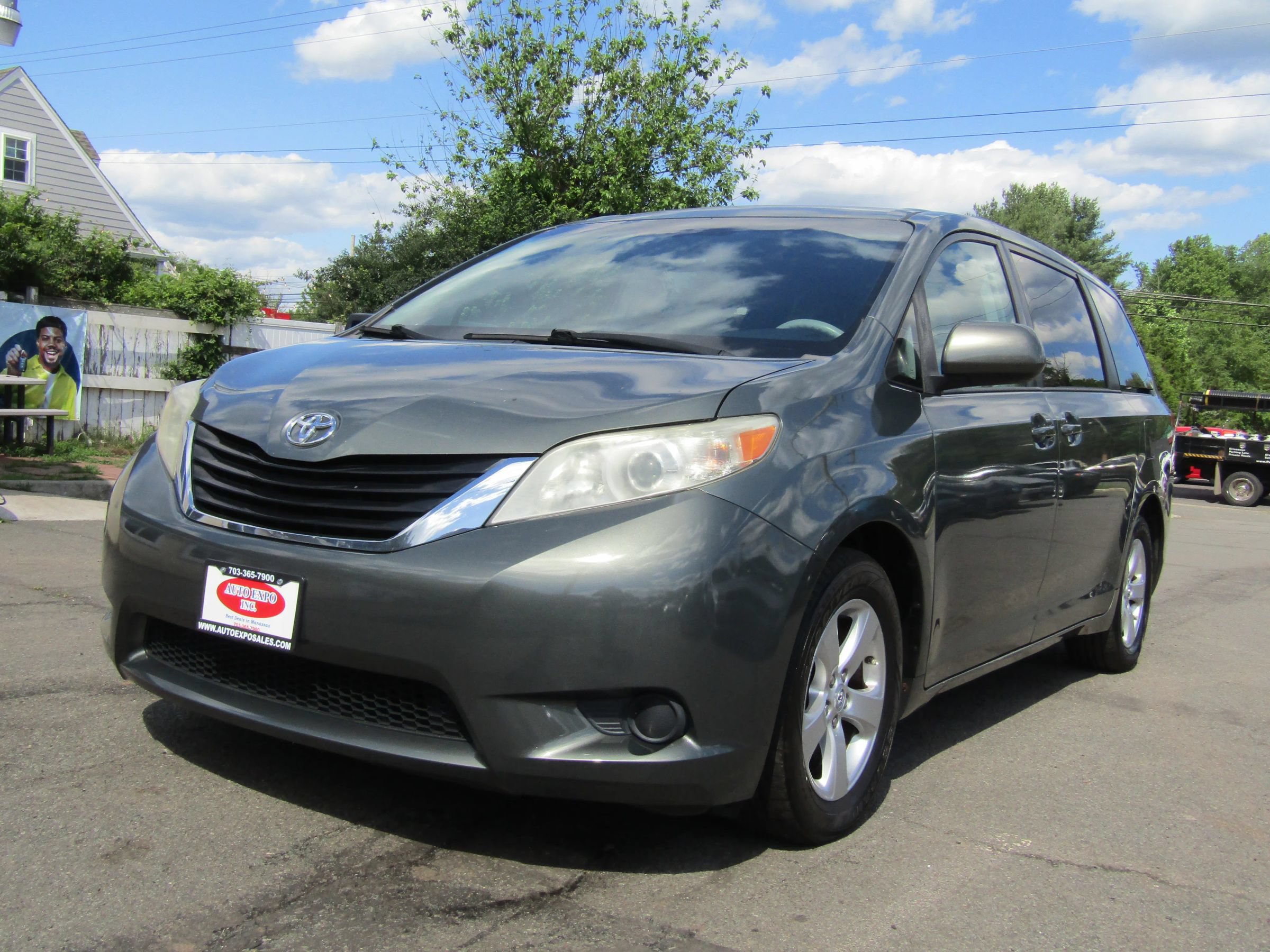 Used 2013 Toyota Sienna LE w/ Towing Pkg FWD image 3