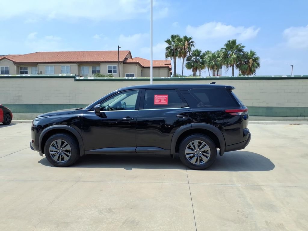 Used 2024 Nissan Pathfinder S FWD image 2