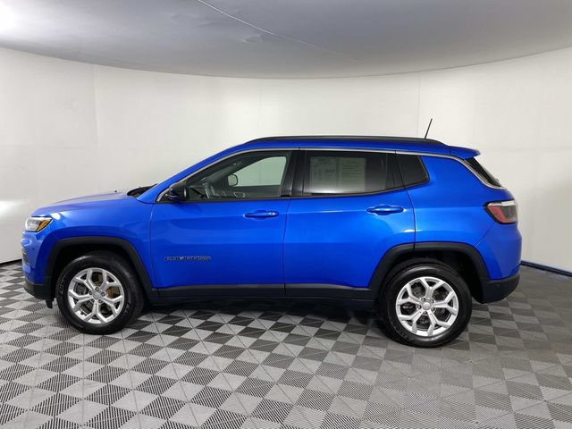 Used 2024 Jeep Compass Latitude w/ Convenience Group AWD/4WD image 5