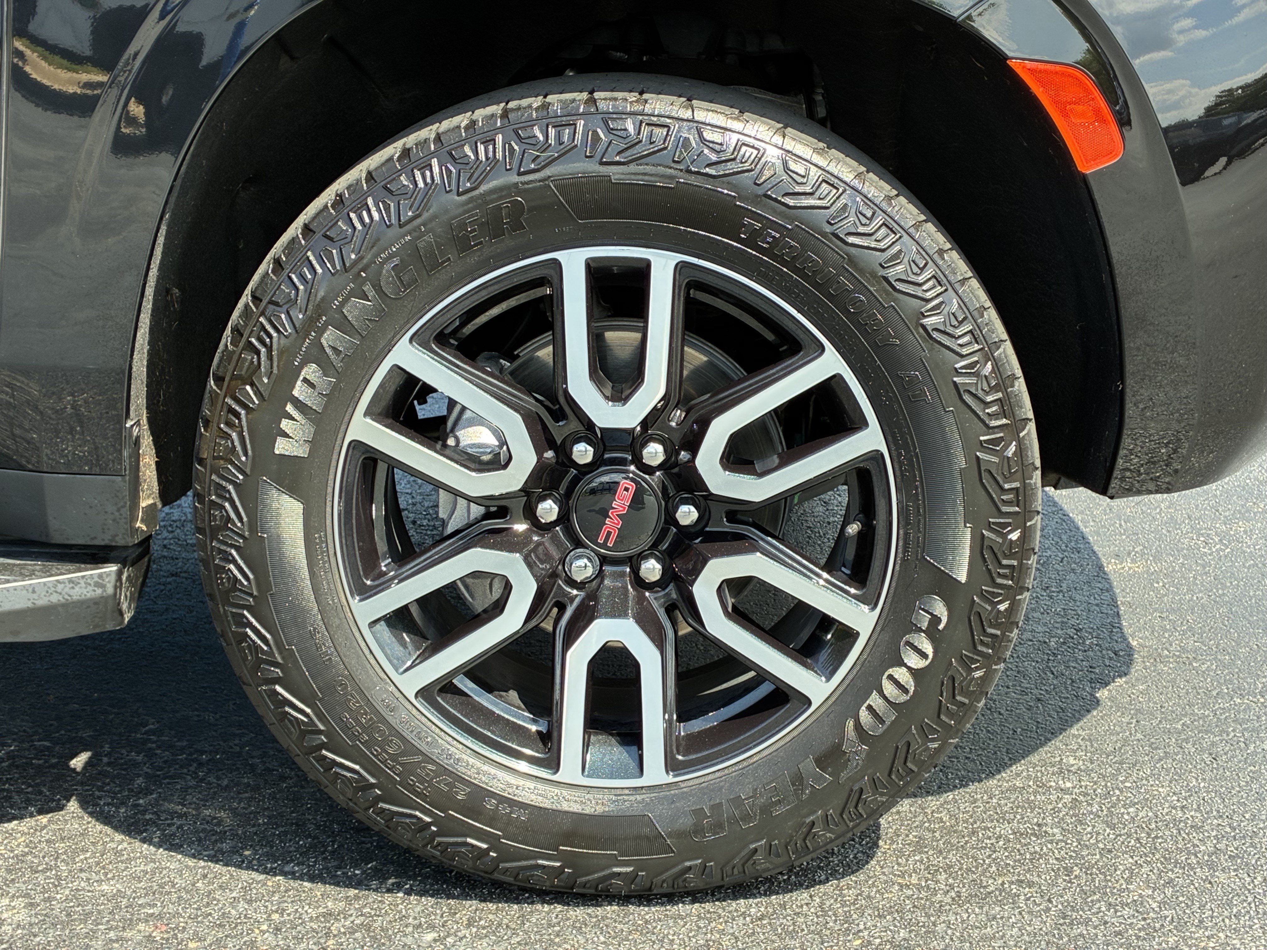 Used 2024 GMC Yukon AT4 AWD/4WD image 7