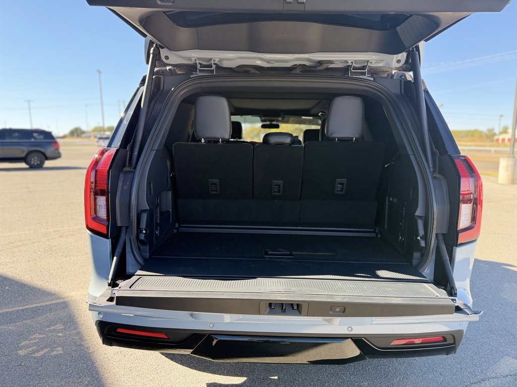 Used 2025 Ford Expedition Platinum w/ Stealth Appearance Package image 9