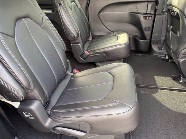 New 2027 Chrysler Pacifica Select FWD image 17