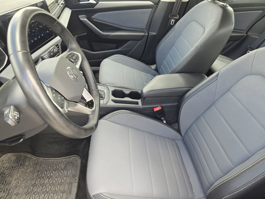 Used 2025 Volkswagen Jetta SE w/ Black Wheel Package image 14
