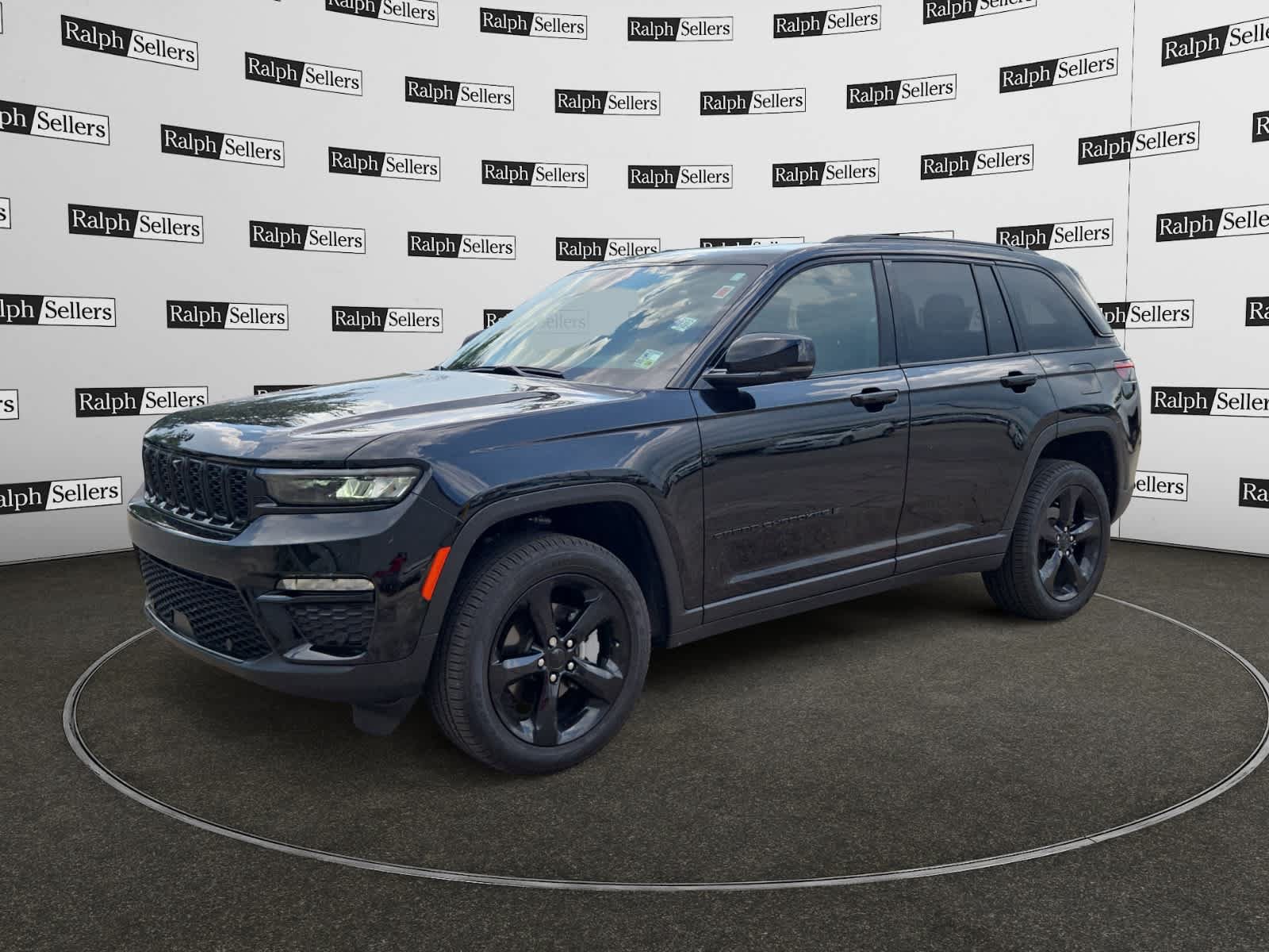 Certified 2025 Jeep Grand Cherokee Limited w/ Luxury Tech Group II RWD image 2