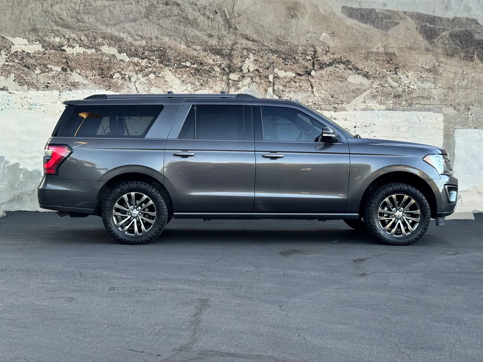 Used 2020 Ford Expedition Max Limited image 4