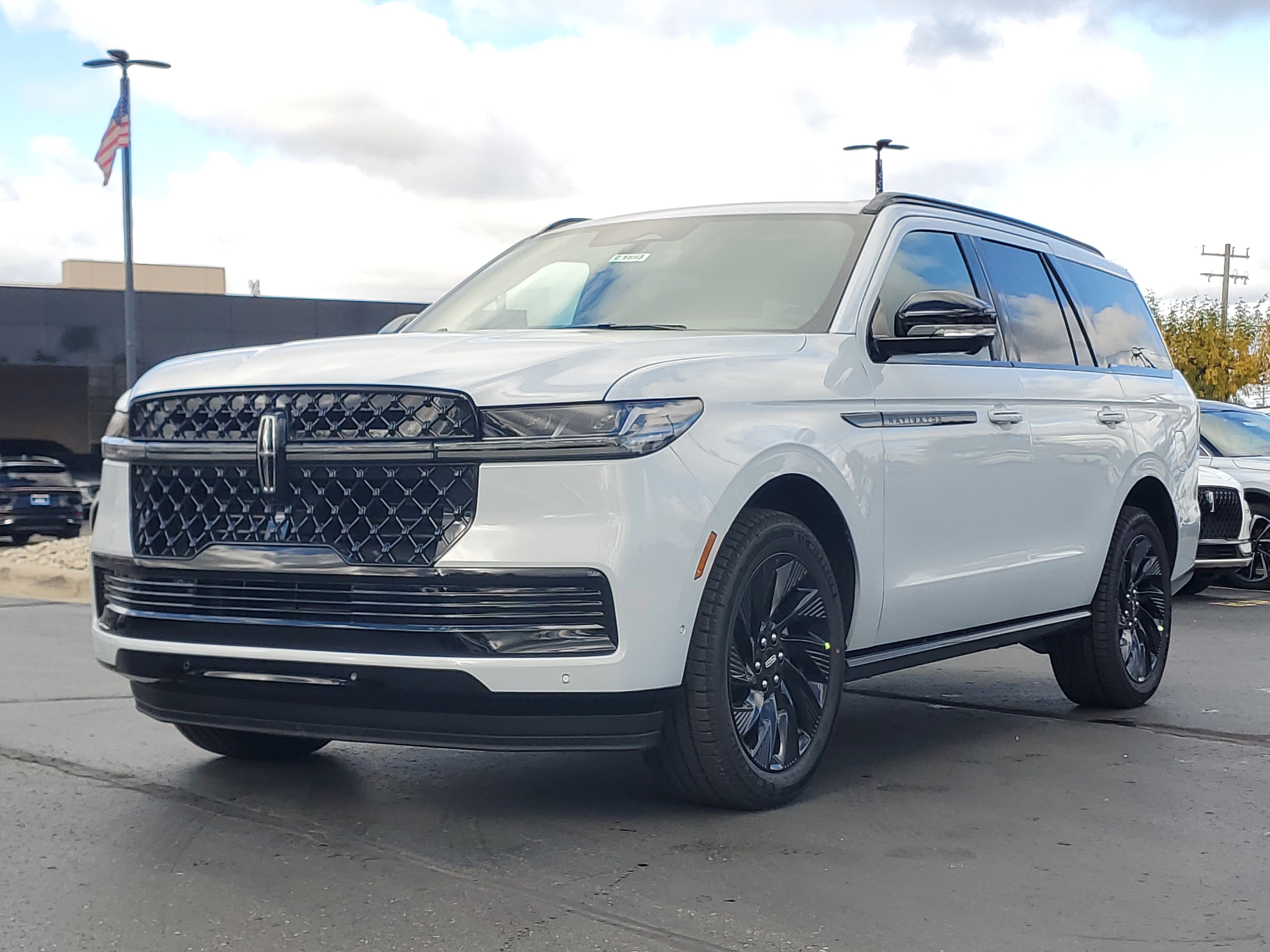 New 2025 Lincoln Navigator Reserve w/ Jet Appearance Package image 2