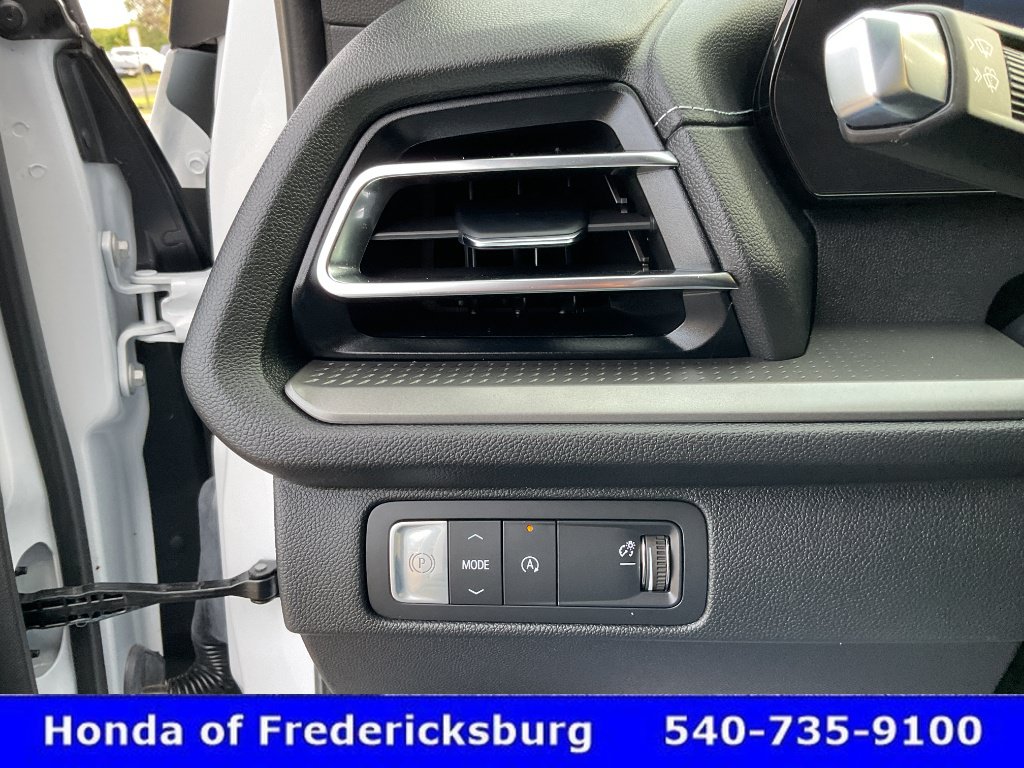 Used 2025 Chevrolet Traverse LT FWD image 41