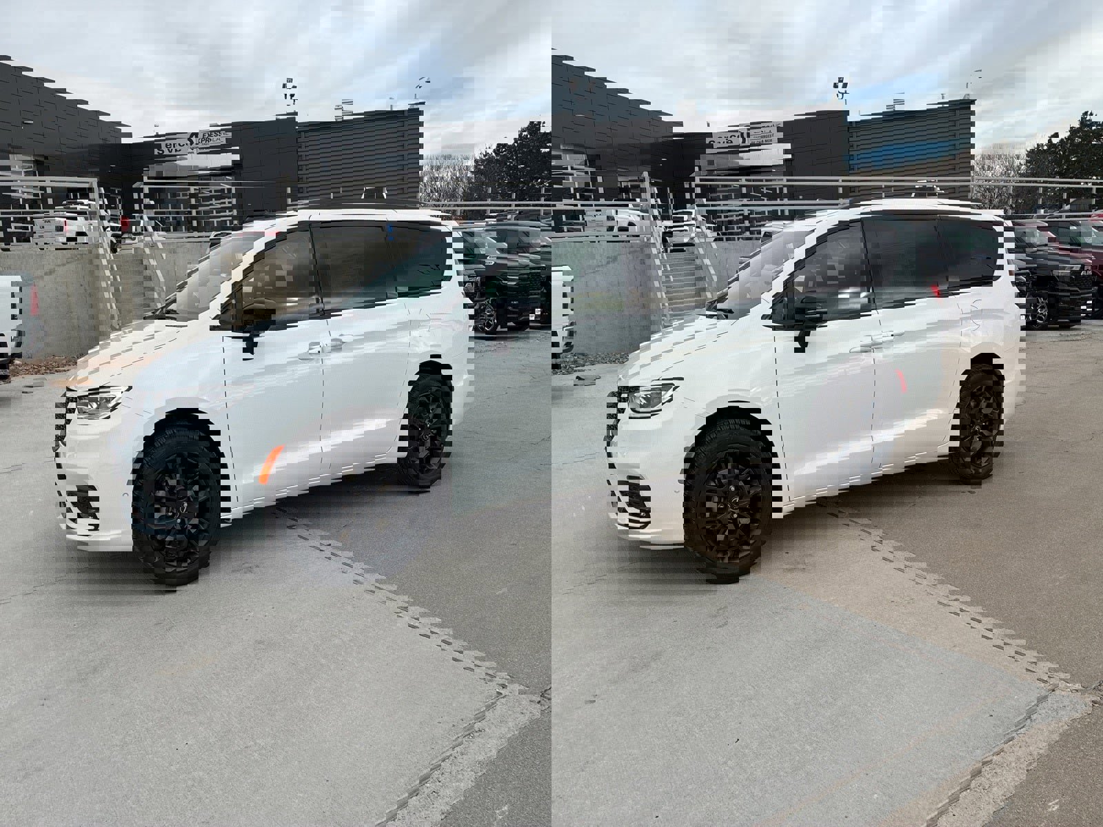 New 2026 Chrysler Pacifica Limited w/ Uconnect Theater Family Group