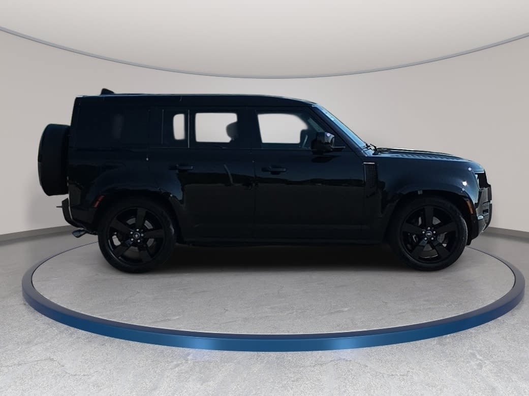 Used 2025 Land Rover Defender 110 V8 AWD/4WD image 4