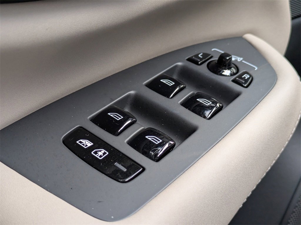 Certified 2026 Volvo XC90 B6 Plus w/ Protection Package Premier image 34