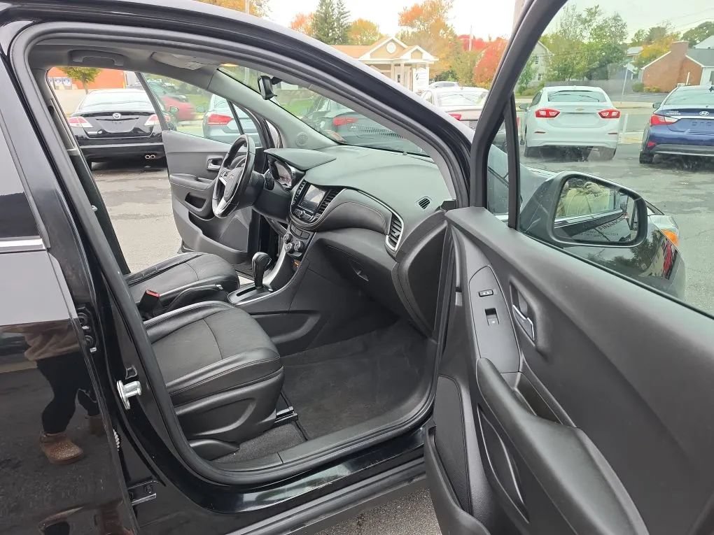 Used 2019 Chevrolet Trax LT w/ Driver Confidence Package AWD/4WD image 17