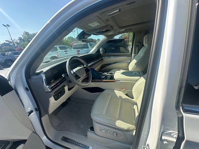 Used 2025 Cadillac Escalade ESV Premium Luxury Platinum AWD/4WD image 15