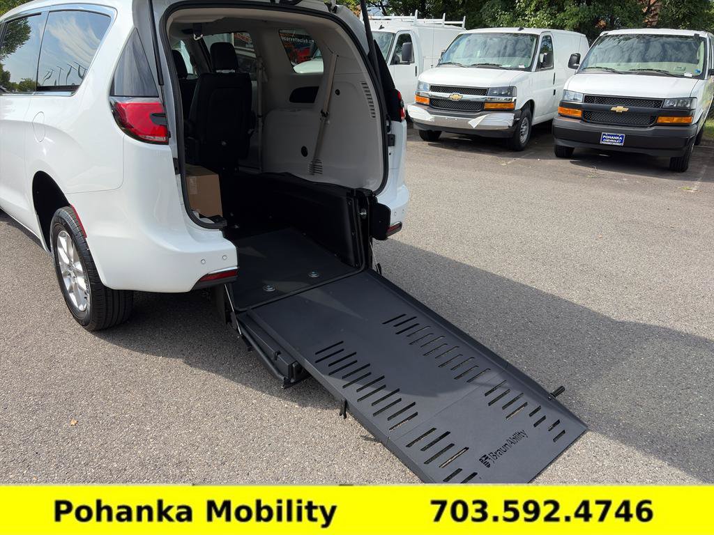 Used 2024 Chrysler Pacifica Touring-L FWD image 1