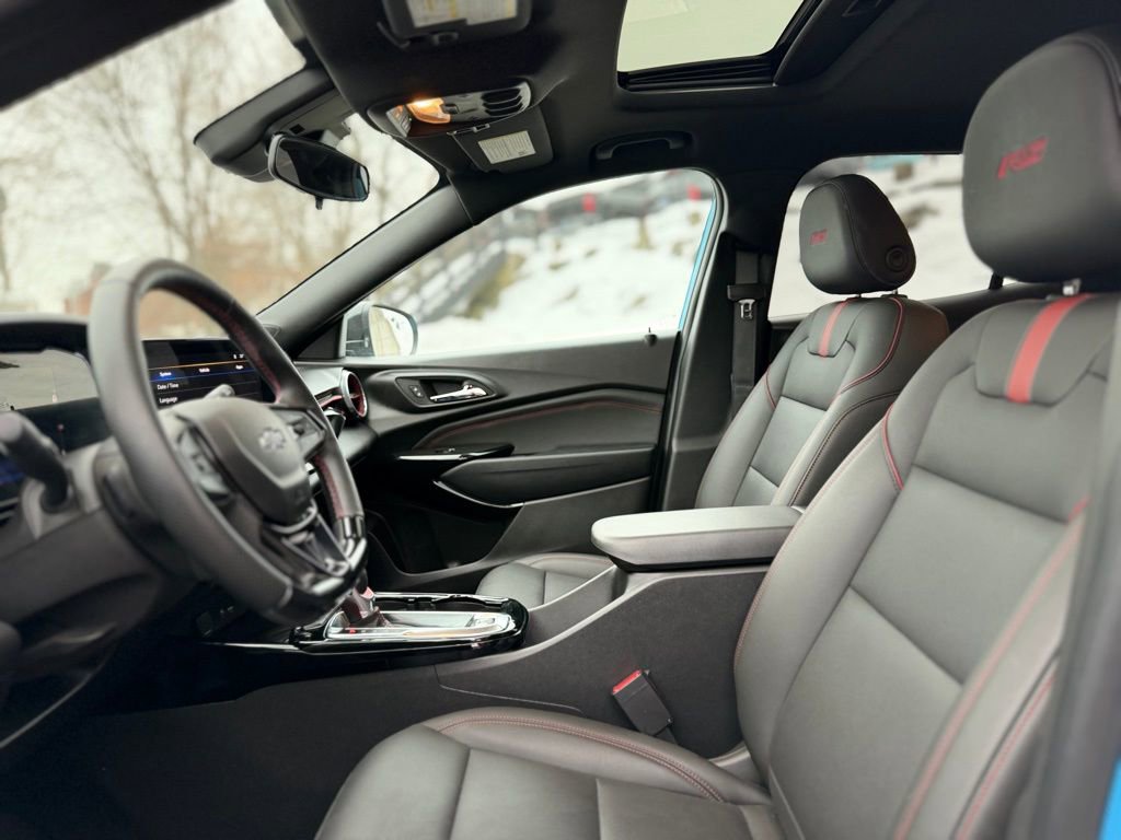 Used 2025 Chevrolet Trax RS w/ Sunroof Package image 14