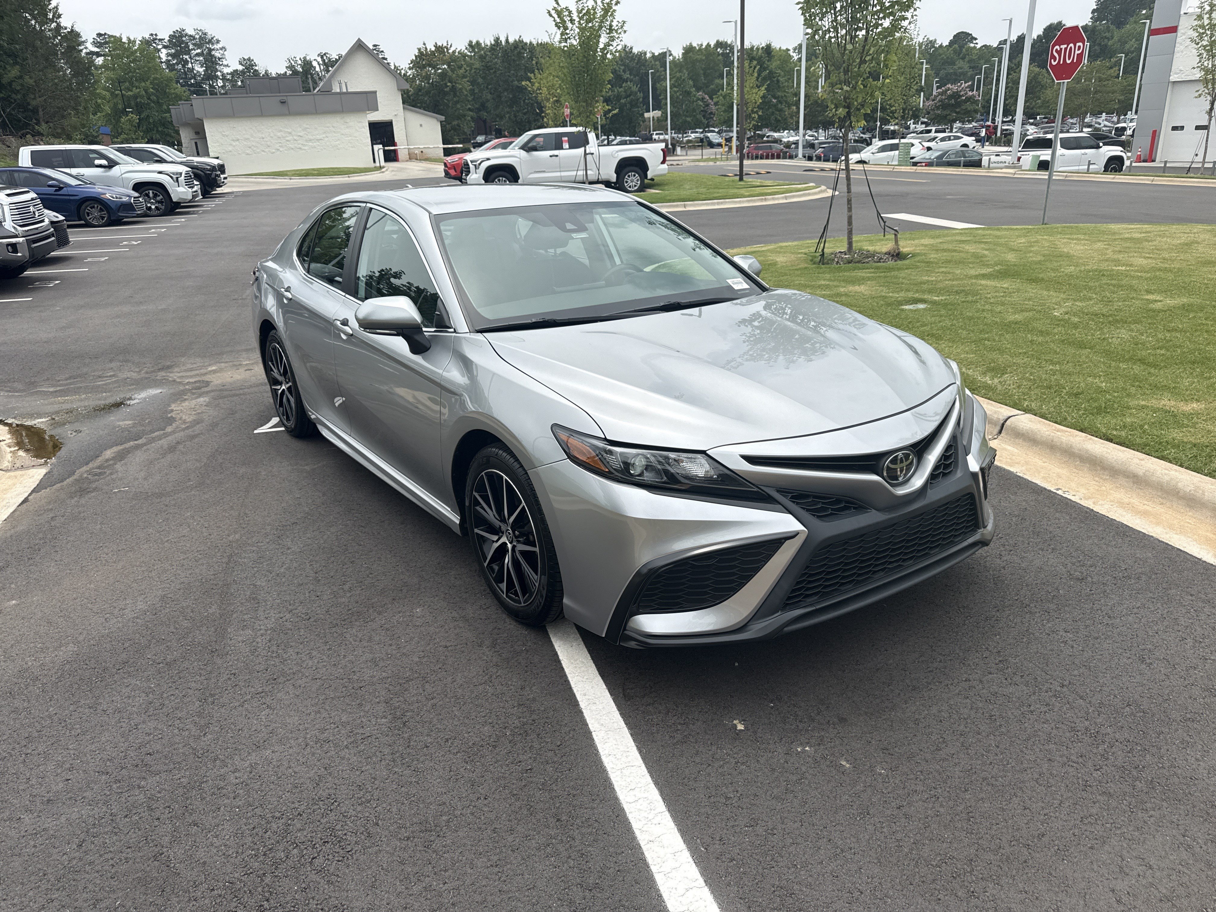 Used 2023 Toyota Camry SE FWD image 2
