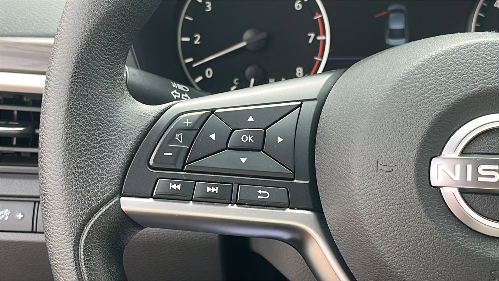 Used 2023 Nissan Altima 2.5 SV image 16