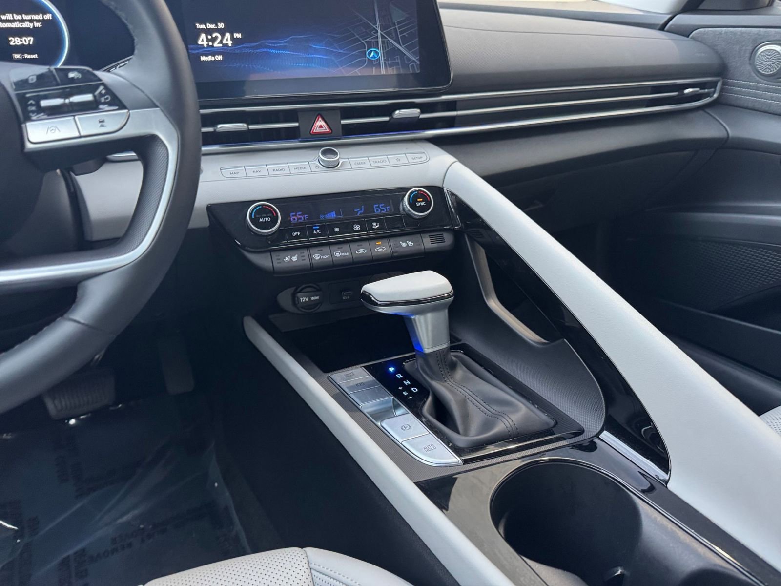 Used 2025 Hyundai Elantra Limited image 43