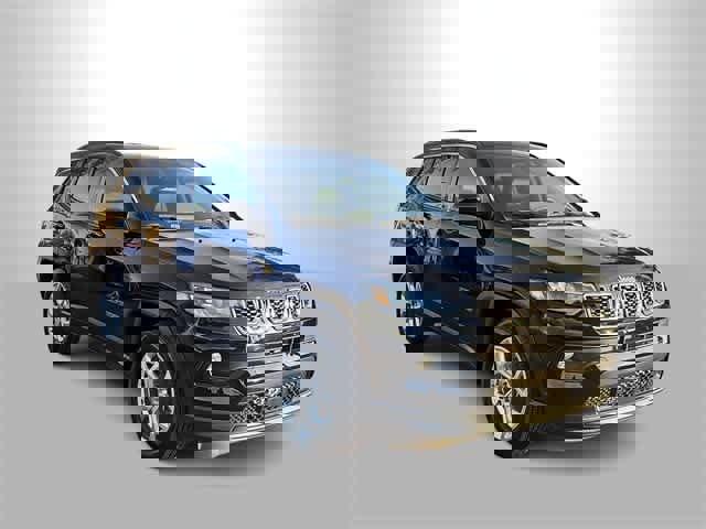 Used 2025 Jeep Compass Latitude image 2