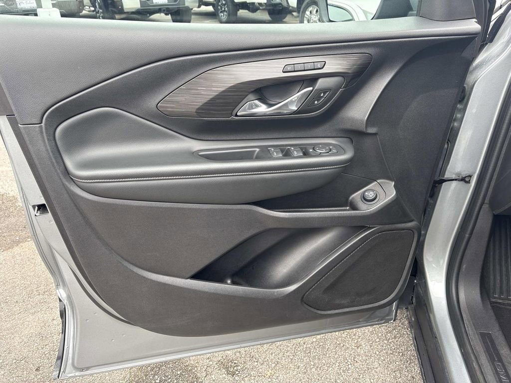 Used 2024 GMC Terrain SLT image 25