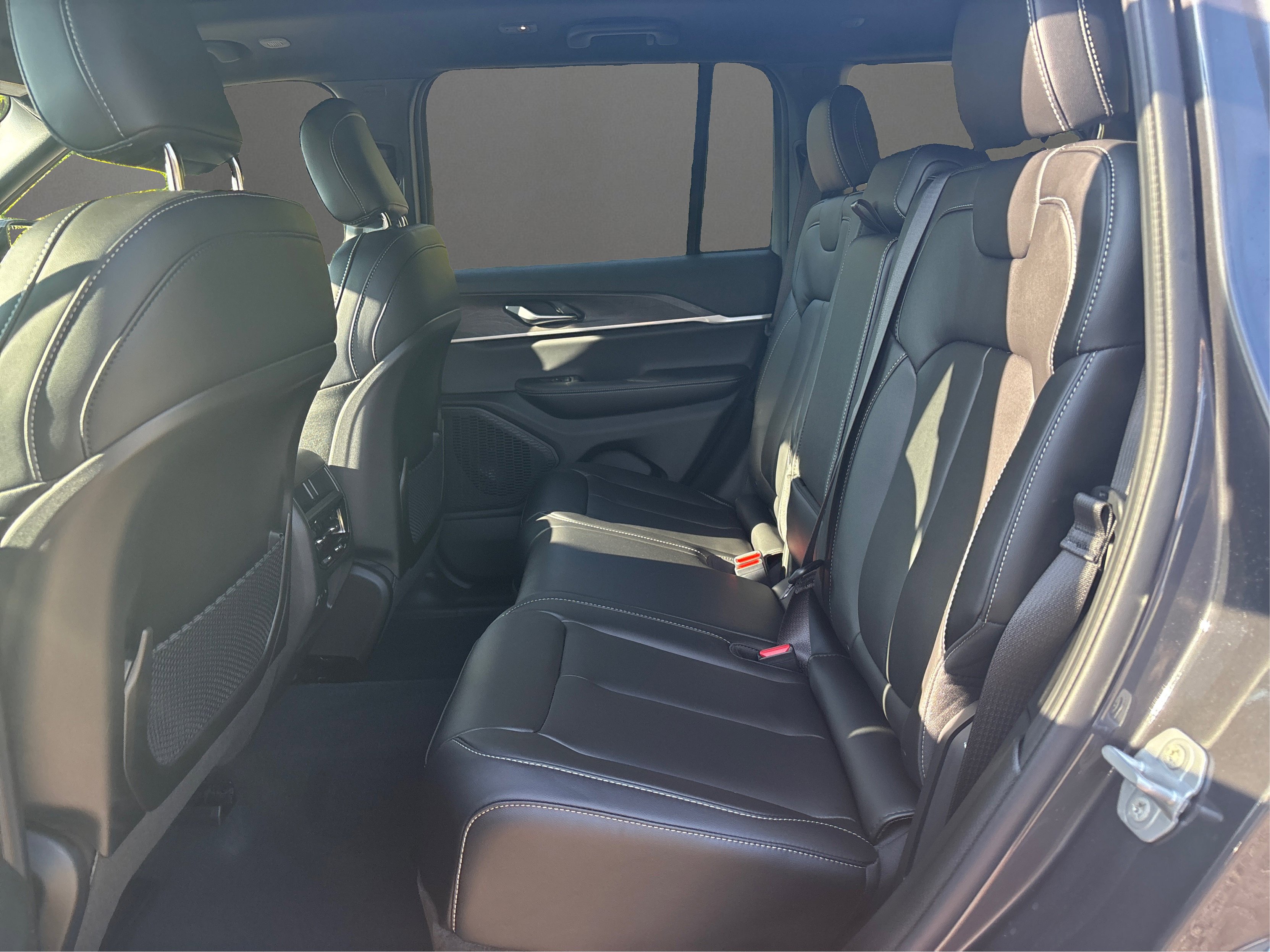 New 2025 Jeep Grand Cherokee Limited w/ Black Appearance Package image 12