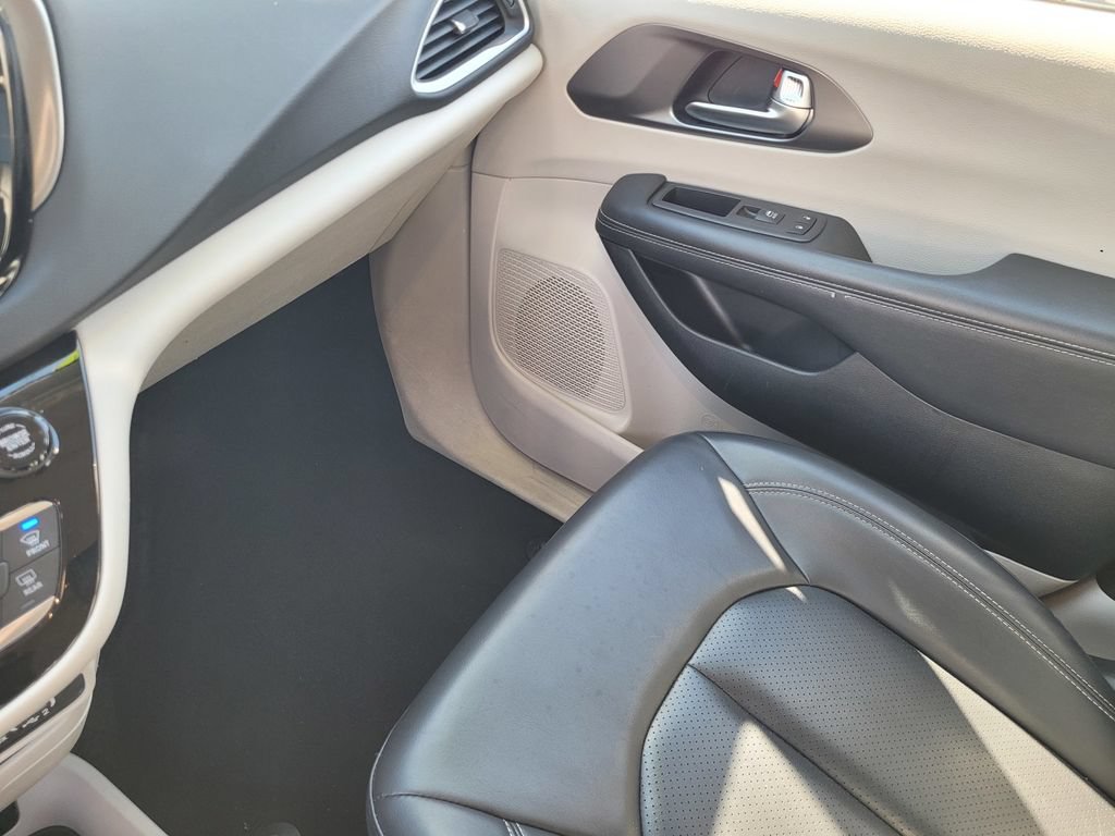 Used 2023 Chrysler Pacifica Touring-L FWD image 12