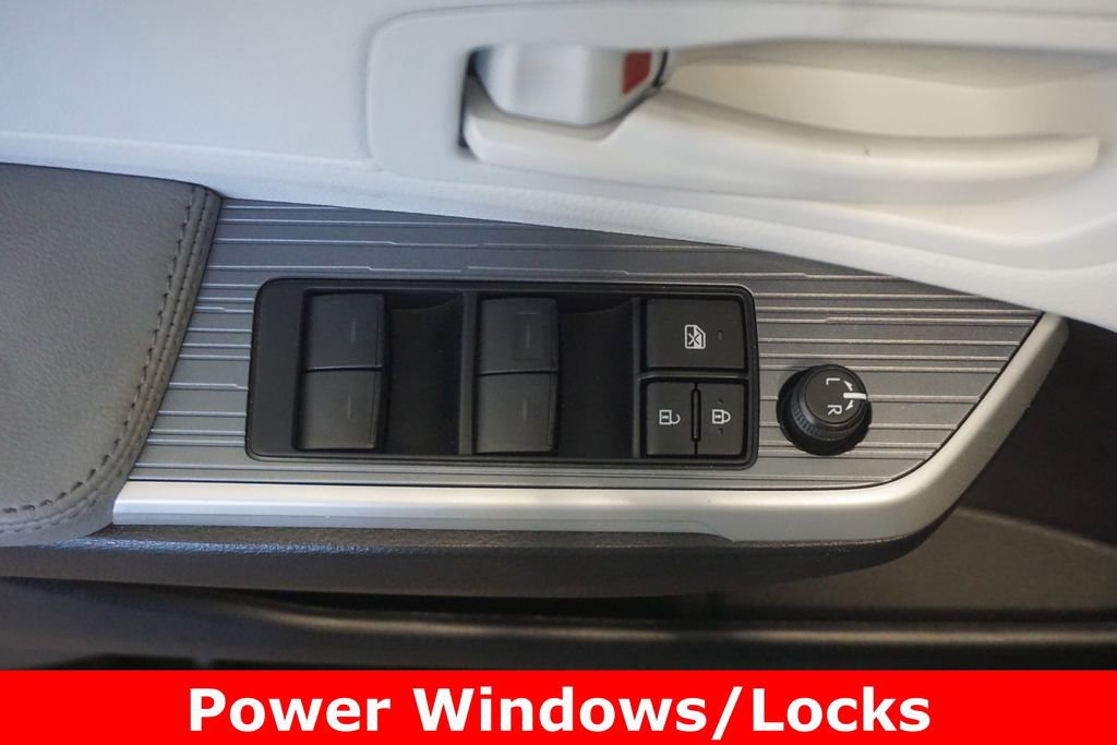 Used 2025 Toyota Sienna LE AWD/4WD image 5