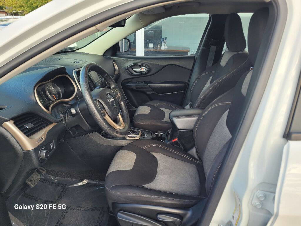 Used 2016 Jeep Cherokee Sport image 9