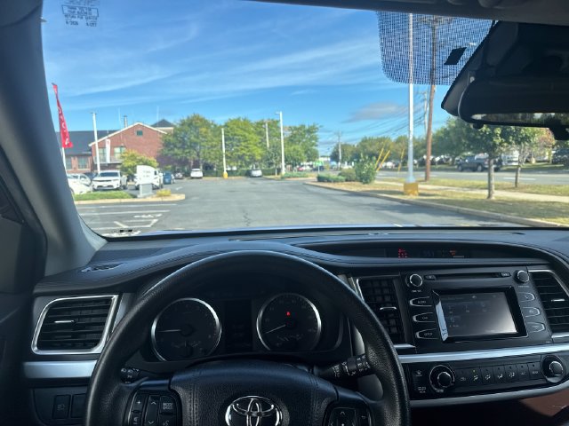 Used 2019 Toyota Highlander LE AWD/4WD image 15