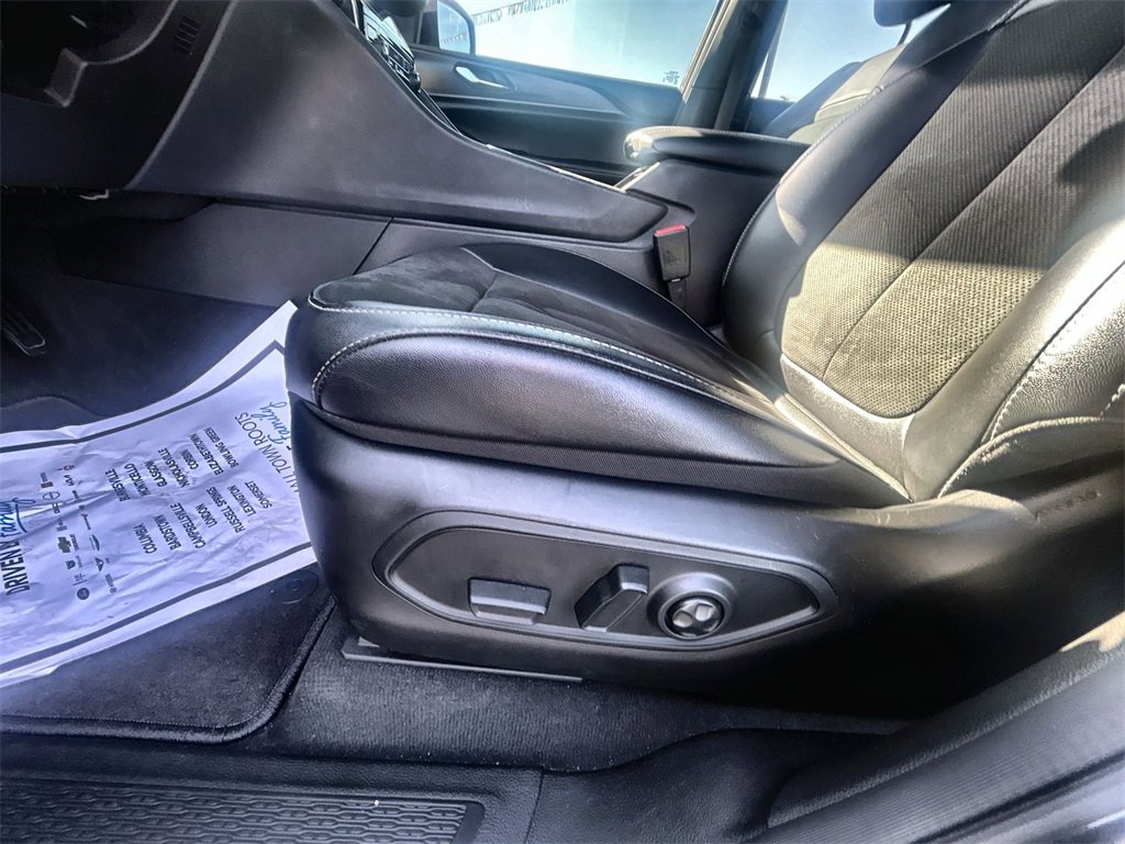 Used 2025 Jeep Grand Cherokee L Laredo image 13
