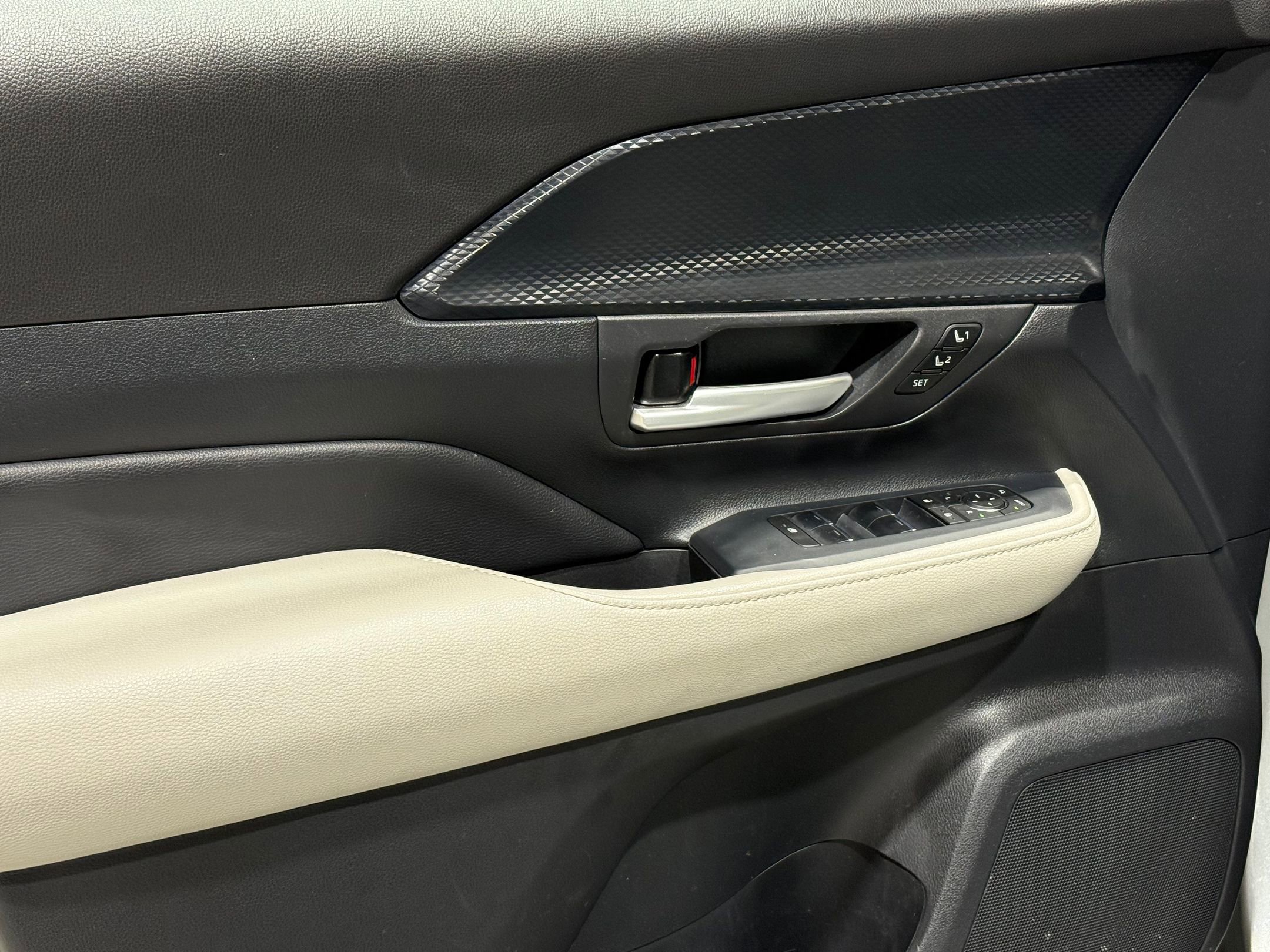 Used 2024 Toyota Grand Highlander AWD Hybrid image 12