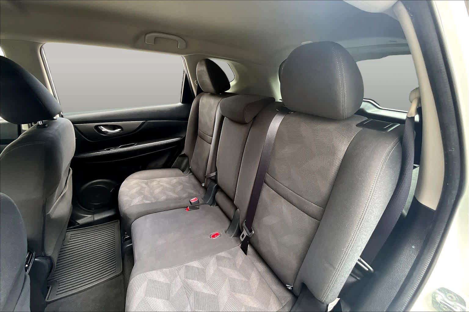 Used 2016 Nissan Rogue SV FWD image 19