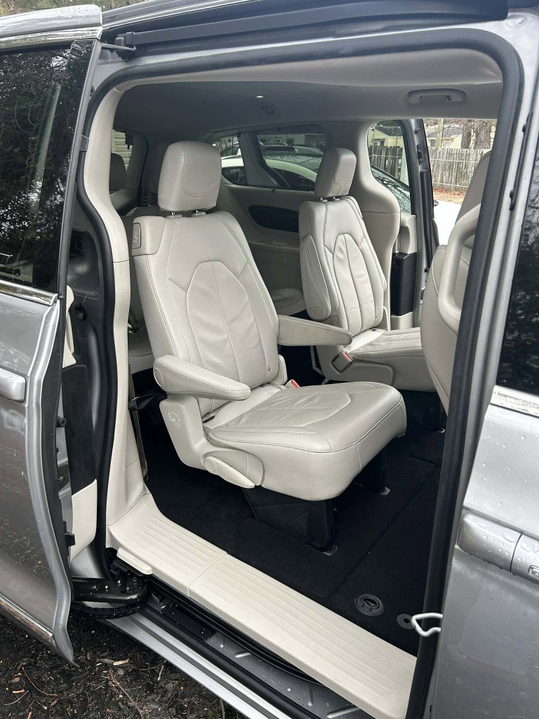 Used 2017 Chrysler Pacifica Touring-L w/ Tire & Wheel Group image 17