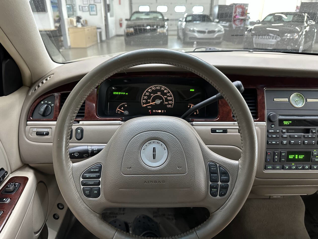 Used 2004 Lincoln Town Car Executive image 20